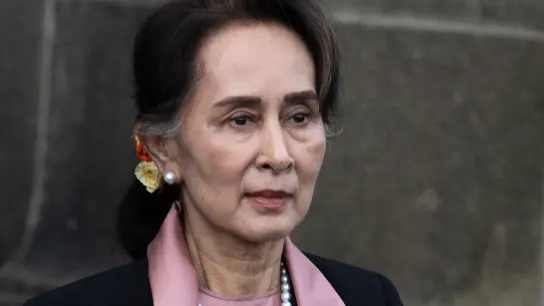 Myanmars vom Militär entmachtete Regierungschefin Aung San Suu Kyi, hier im Jahr 2019 in den Niederlanden. (Foto: Peter Dejong/AP/dpa)