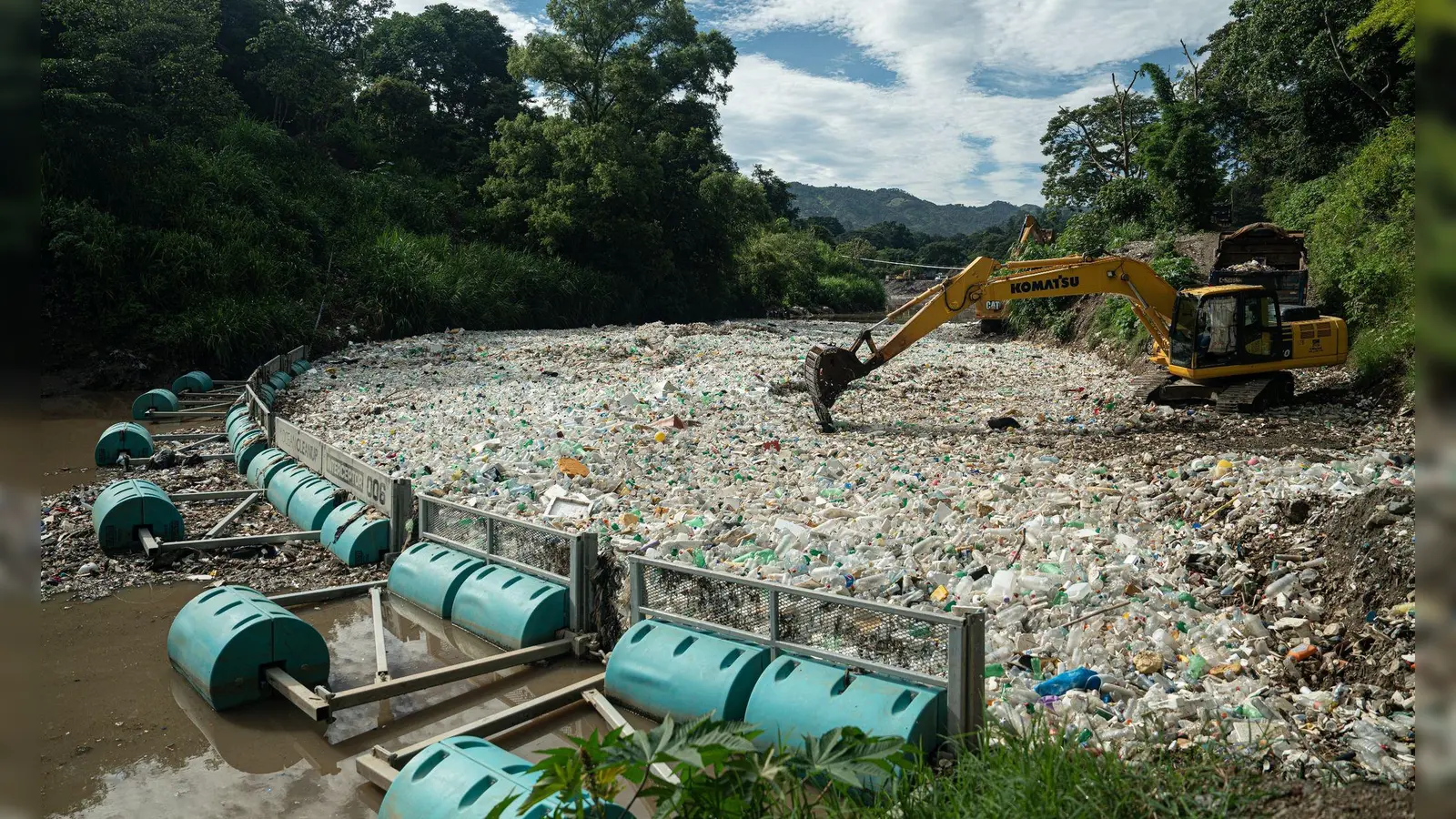 Die Organisation The Ocean Cleanup holt Müll aus dem Fluss Las Vacas in Guatemala. (Foto: -/The Ocean Cleanup/dpa)