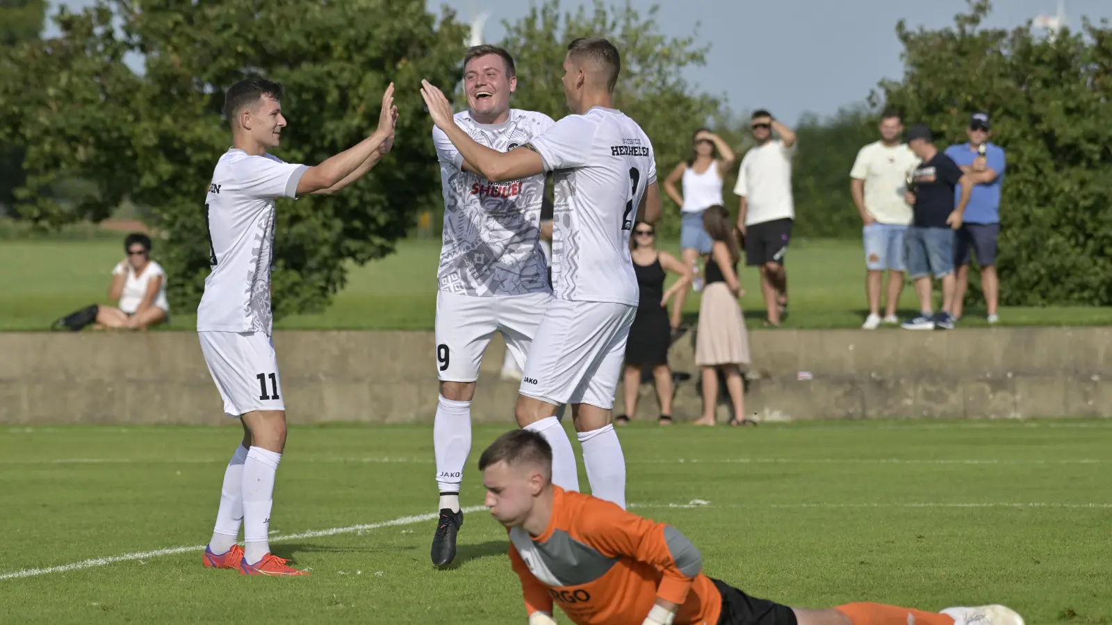 Läuft doch bombig: Hier bejubeln die Herrieder (von links) Jonas Schröder, Maximilian Christ und Patrick Carmona Torres einen Treffer gegen Fortuna Neuses (vorne Torwart Moritz Müller). (Foto: Martin Rügner)