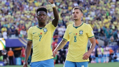 Vinícius Júnior (l.) ist Brasiliens große Offensiv-Hoffnung bei der WM. (Foto: Adam Hunger/AP/dpa)