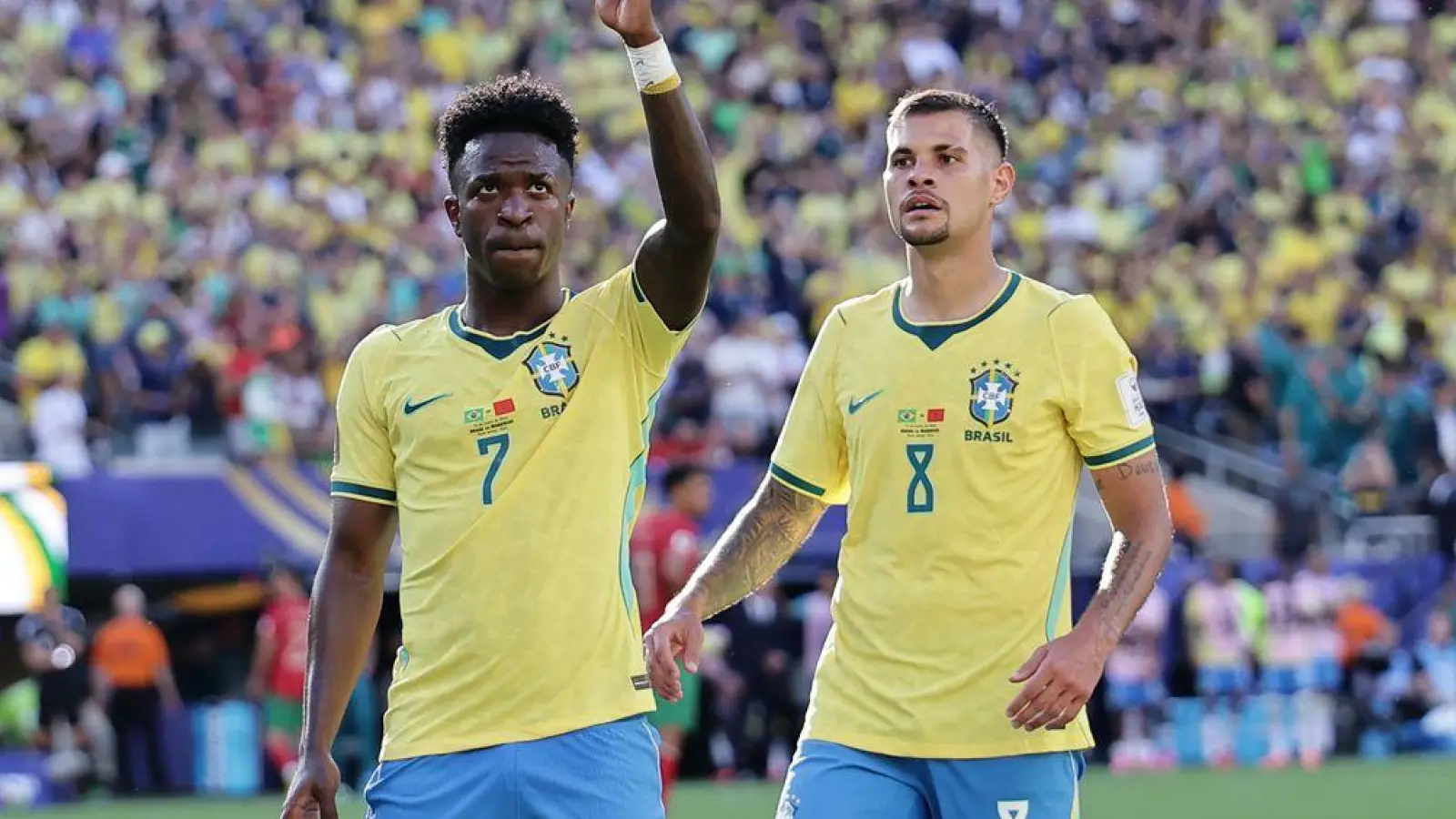 Vinícius Júnior (l.) ist Brasiliens große Offensiv-Hoffnung bei der WM. (Foto: Adam Hunger/AP/dpa)