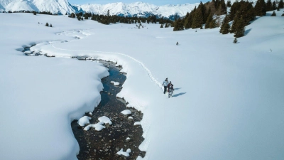 Bei diesem Panorama lässt man die Skier schon mal zugunsten der Wanderschuhe liegen: In Nauders steht ein neuer Winterwanderweg zur Verfügung. (Foto: Florian Albert/TVB Tiroler Oberland Nauders/dpa-tmn)