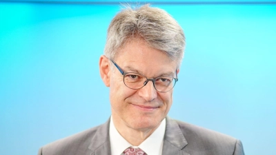 Cannabis am Steuer sieht Verkehrsminister Schnieder (CDU) kritisch. (Foto: Kay Nietfeld/dpa)