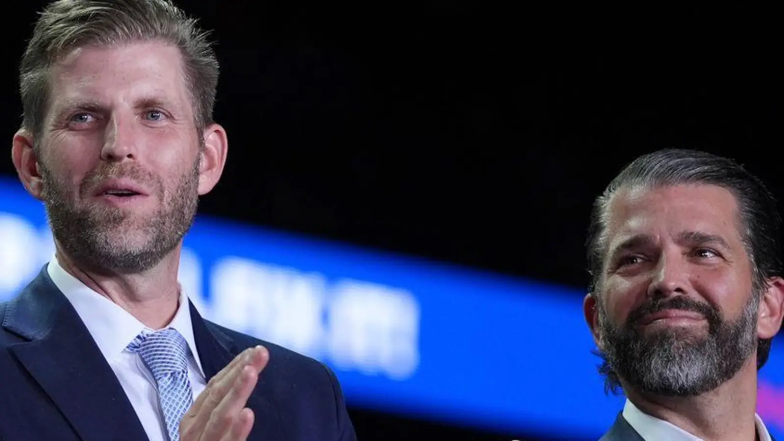 Unter dem Namen „Trump Mobile“ sollen ein eigener Handyvertrag und ein Smartphone namens „T1“ auf den Markt kommen. (Archivbild) (Foto: Evan Vucci/AP/dpa)