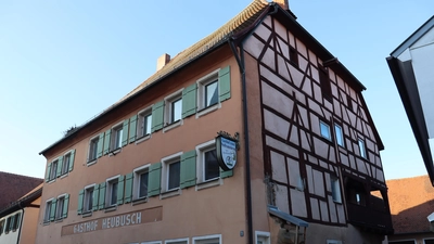 Hier – im ehemaligen Gasthaus „Zum Wolframskrug” – wird sich bald was tun, verkündete Bürgermeister Micheal Dörr in der Stadtratssitzung. (Foto: Antonia Müller)