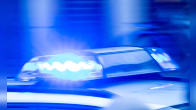 Die Polizei wurde in der Nacht auf Sonntag in Wassertrüdingen zu einem Ehestreit gerufen, der in häuslicher Gewalt endete.  (Symbolbild: Jens Büttner/dpa)