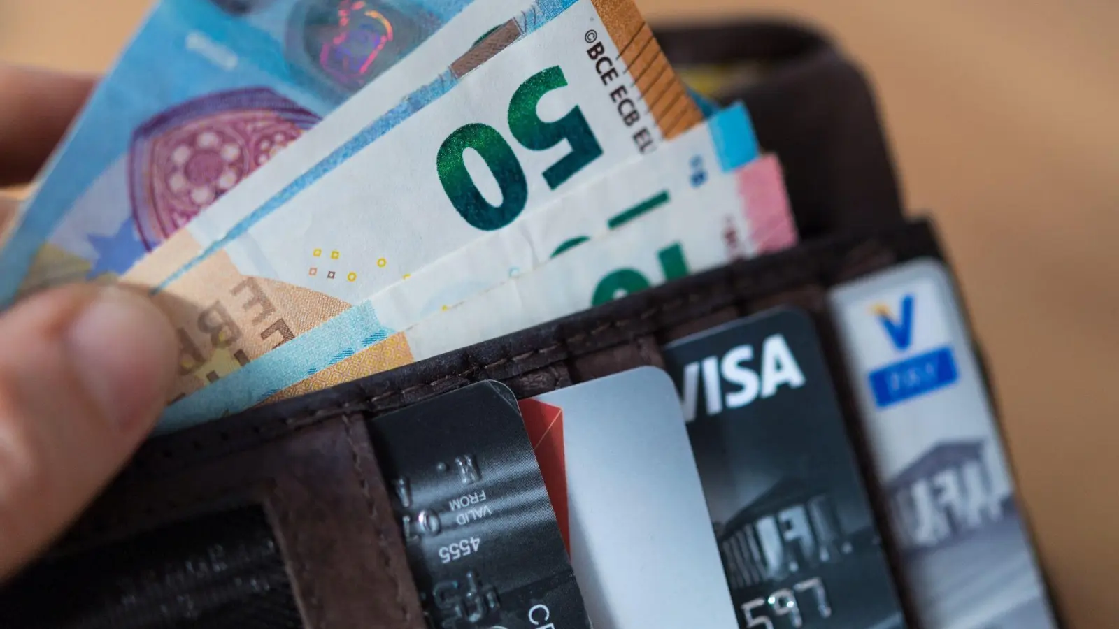 Bargeld und verschiedene Zahlungskarten im Geldbeutel: Wer so in den Urlaub reist, dürfte für Zahlungsvorgänge im Ausland gut aufgestellt sein. (Foto: Monika Skolimowska/dpa-Zentralbild/dpa)