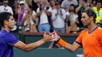 Carlos Alcaraz  (l) und Rafael Nadal bestritten in Las Vegas einen Showkampf. (Foto: Mark J. Terrill/AP/dpa)