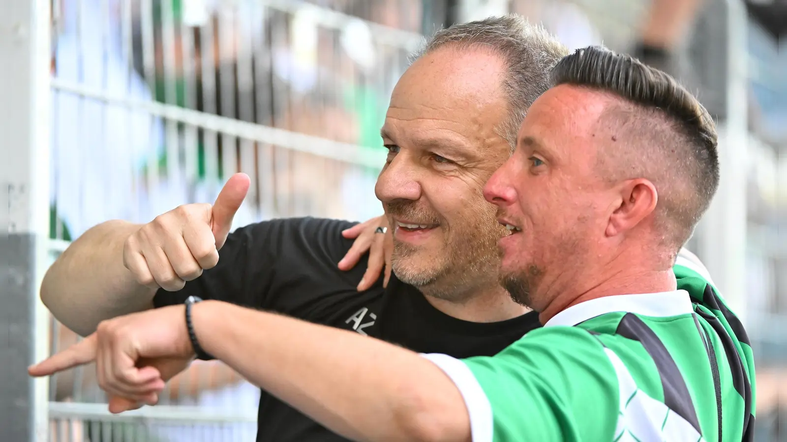 Auch die SpVgg Greuther Fürth hatte heuer Grund zur Freude: Trainer Alexander Zorniger (links) feiert mit einem Fan den Klassenerhalt in der 2. Bundesliga. (Foto: Wolfgang Zink)