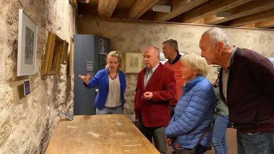 Weit mehr als 50.000 Menschen haben sich den Heckel schon angesehen – zu entdecken gibt es aber noch viel mehr, wie Kunsthistorikerin Anja Bergermann (links) den Besuchern immer wieder erklärt. (Foto: Clarissa Kleinschrot)