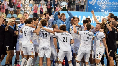 Das deutsche Hockey-Team feiert den insgesamt neunten EM-Titel. (Foto: Federico Gambarini/dpa)