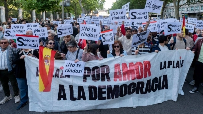 Tausende Spanier und Spanierinnen gingen in Madrid auf die Straße, um ihre Unterstützung für Spaniens Ministerpräsident Pedro Sánchez auszudrücken. Sánchez will zu Beginn der Woche mitteilen, ob er sein Amt infolge einer Korruptionsanzeige gegen seine Ehefrau niederlegt. (Foto: Alberto Ortega/EUROPA PRESS/dpa)