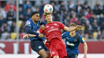 Kiels Ikem Ugoh (l) und Düsseldorfs Luca Raimund kämpfen um den Ball. (Foto: Anke Waelischmiller/dpa)