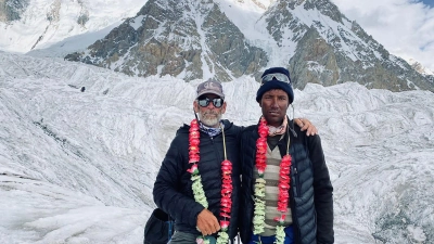 Ghulam Murtaza Sadpara (r.) und ein anderer Bergsteiger bei der Besteigung des Gasherbrum II in Pakistan 2021. (Foto: Privat/dpa)