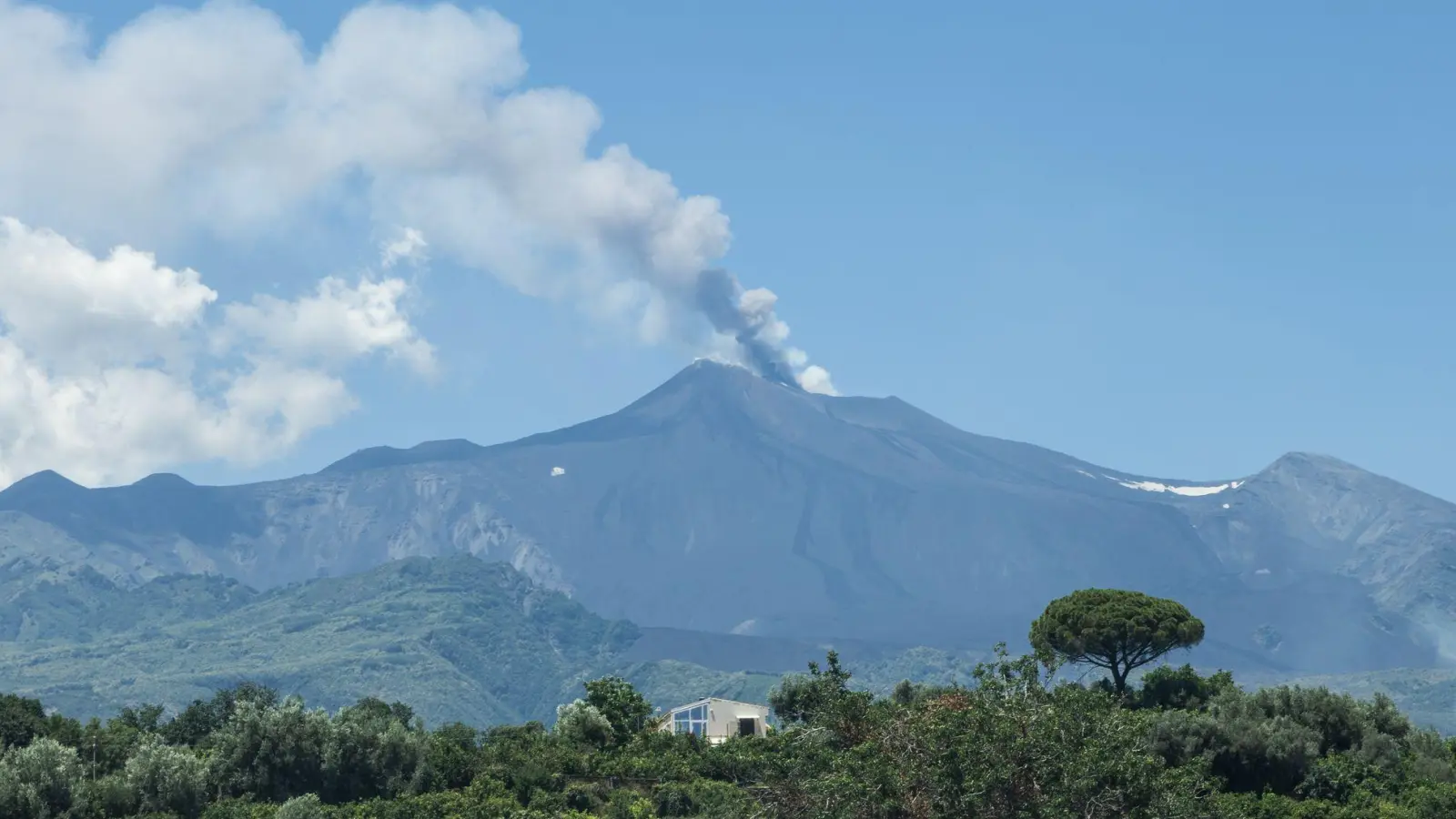  Seit dem Wochenende rumorte der Ätna wieder.  (Foto: Francesco Enriquez/IPA via ZUMA Press/dpa)