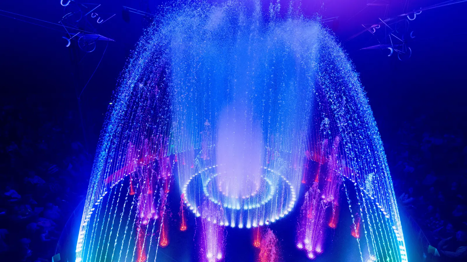 Die vielen Fontänen, gepaart mit funkelnden Farbeffekten, begeistern das Publikum bei der Premiere. 300 Pumpen und 7000 Meter Kabel sind unter der Bühne verbaut. (Foto: Zirkus Charles Knie)