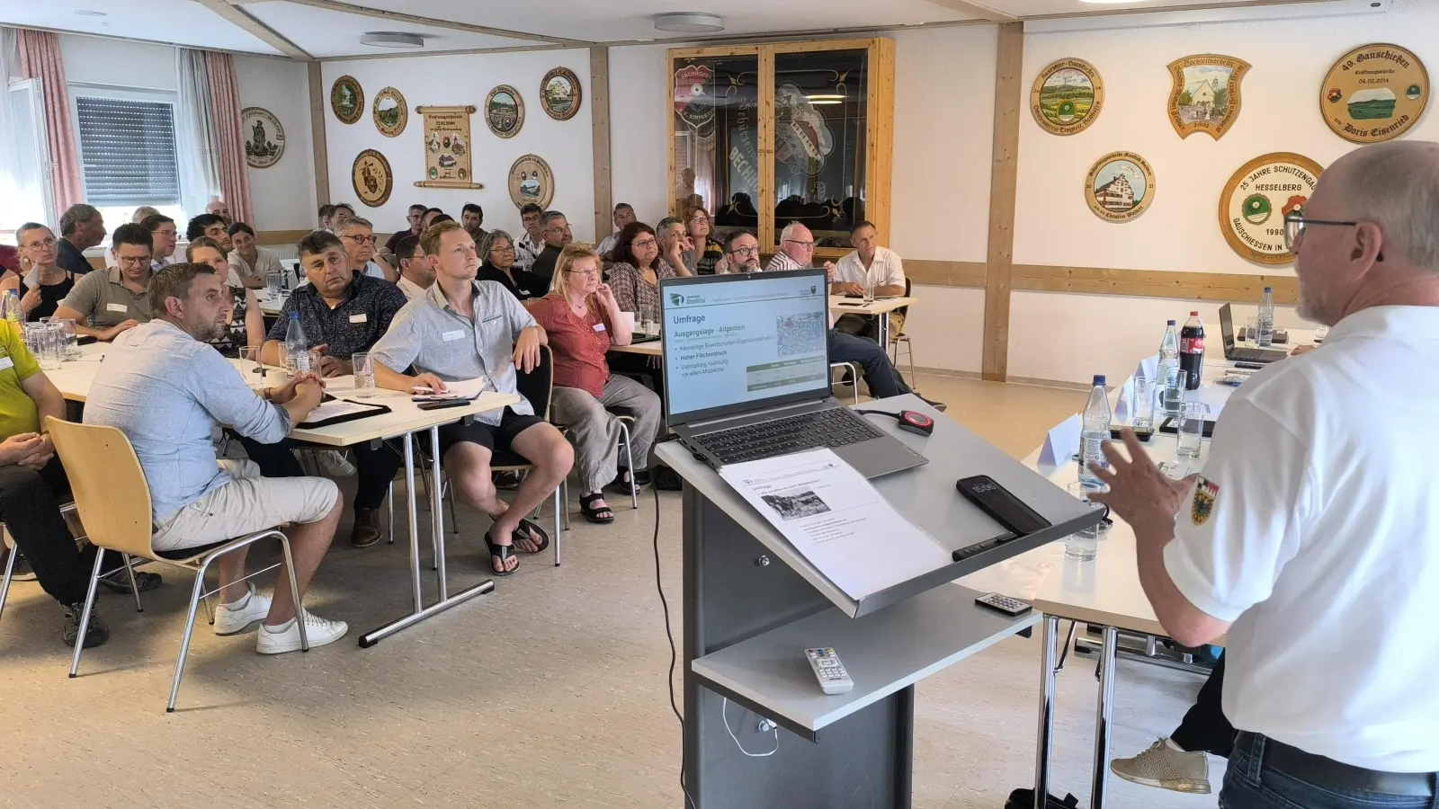 Projektleiter Dietmar Herold (im Vordergrund) schilderte bei der Konferenz in Bechhofen, wie der Stand beim Naturschutzprojekt chance.natur ist und wie die weiteren Planungen aussehen.  (Foto: Thomas Schaller)