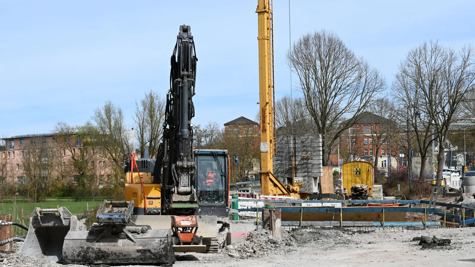 Die Verantwortlichen des Wasserwirtschaftsamtes Ansbach sind zufrieden mit dem Baufortschritt für den Hochwasserschutz entlang der Rezat. (Foto: Luca Paul)