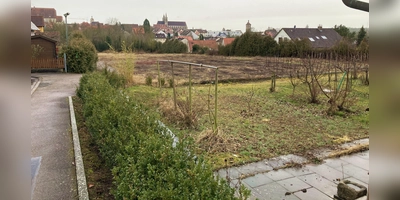 Dort, wo die Gärtnerei Bochenek früher ihre Blumen und Pflanzen gezogen und verkauft hat, soll bald gewohnt werden. (Foto: Clarissa Kleinschrot)
