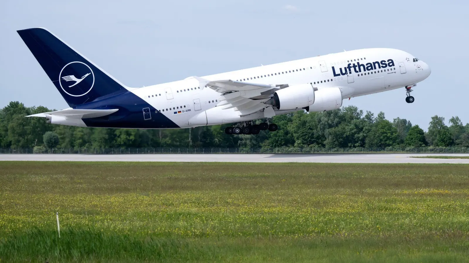 Eine Lufthansa-Maschine des Typs Airbus A380 startet auf dem Flughafen nach Boston. (Foto: Sven Hoppe/dpa)
