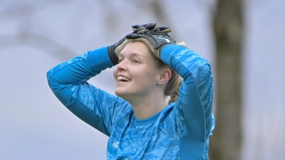 Ist Fußball nicht einfach oft nur schön? Torhüterin Nina Gundermann hatte jedenfalls ein gutes Wochenende mit dem TSV Brodswinden. Auch auf anderen Plätzen herrschte oft gute Laune.  (Foto: Martin Rügner)