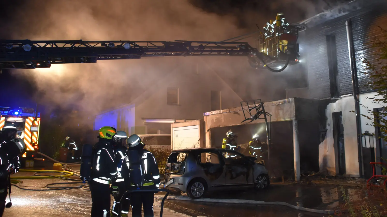 Ein Carport in Sachsen bei Ansbach brannte aus. Untergestellt war dort auch ein E-Auto. (Foto: Kurt Güner)