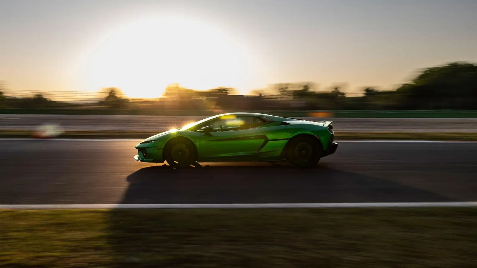 Flache Flunder bei der Arbeit: Der rund 1,20 Meter tiefe Lamborghini Temerario startet zu einer forschen Ausfahrt. (Foto: Andres Pardo Gomez/Lamborghini/dpa-tmn)