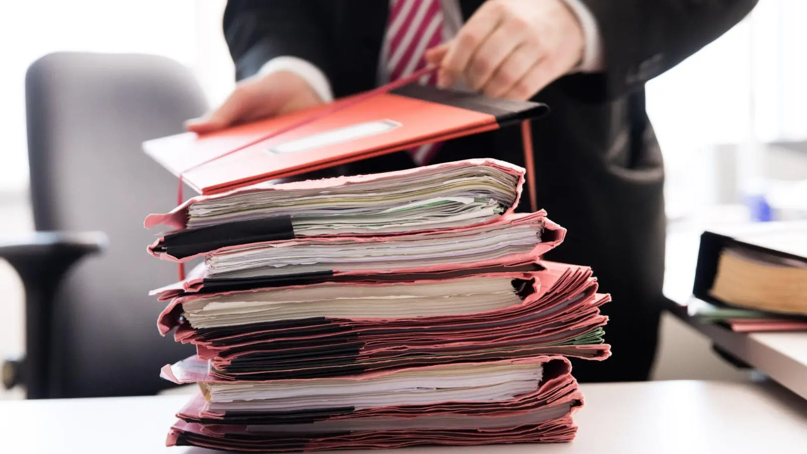 Noch mehr Akten des Verwaltungsgerichtshofs werden bald in Ansbach landen. (Foto: Christian Charisius/dpa/Symbolbild)