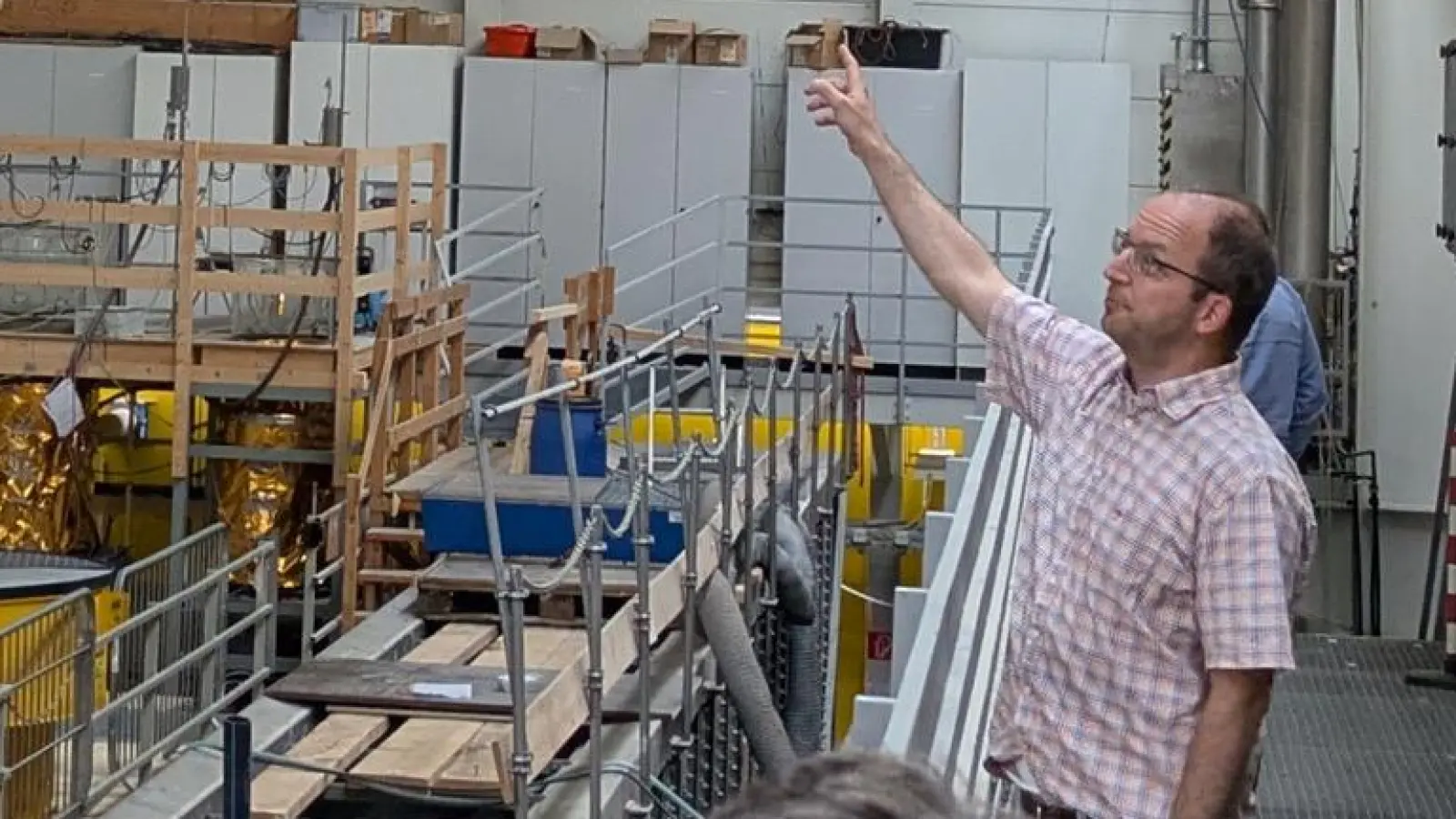 Privatdozent Dr. Claus Haslauer stellt das VEGAS-Versuchslabor vor, in dem die Ausbreitung von Schadstoffen simuliert werden kann. (Foto: VEGAS)