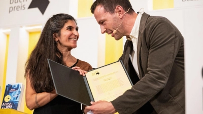 Der Deutsche Buchpreis ist nicht die einzige Auszeichung, die Autorin Shida Bazyar für ihren Roman „Die Lücken“ bekommen hat. (Foto: Hannes P. Albert/dpa)
