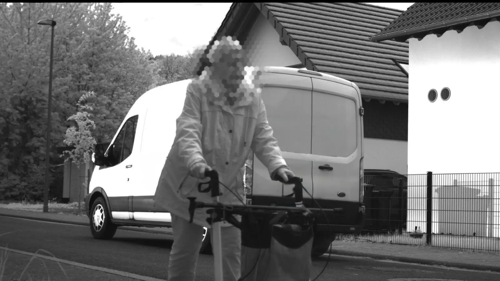 Da das Kennzeichen des Wagens verdeckt ist, kommt der Fahrer ungeschoren davon. (Foto: Polizei Euskirchen/dpa)