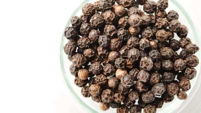 Schwarzer Pfeffer ist aromatischer und fruchtiger als weißer Pfeffer. (Foto: David-Wolfgang Ebener/dpa/dpa-tmn)