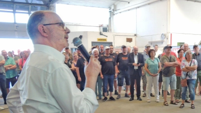 Zahlreiche Bürgerinnen und Bürger kamen zur Infoveranstaltung der Firma Herz, bei der Ulrich Traxel (links) die Pläne näher erklärte. Die Fragen der Besuchenden waren überwiegend kritischer Natur. (Foto: Peter Zumach)