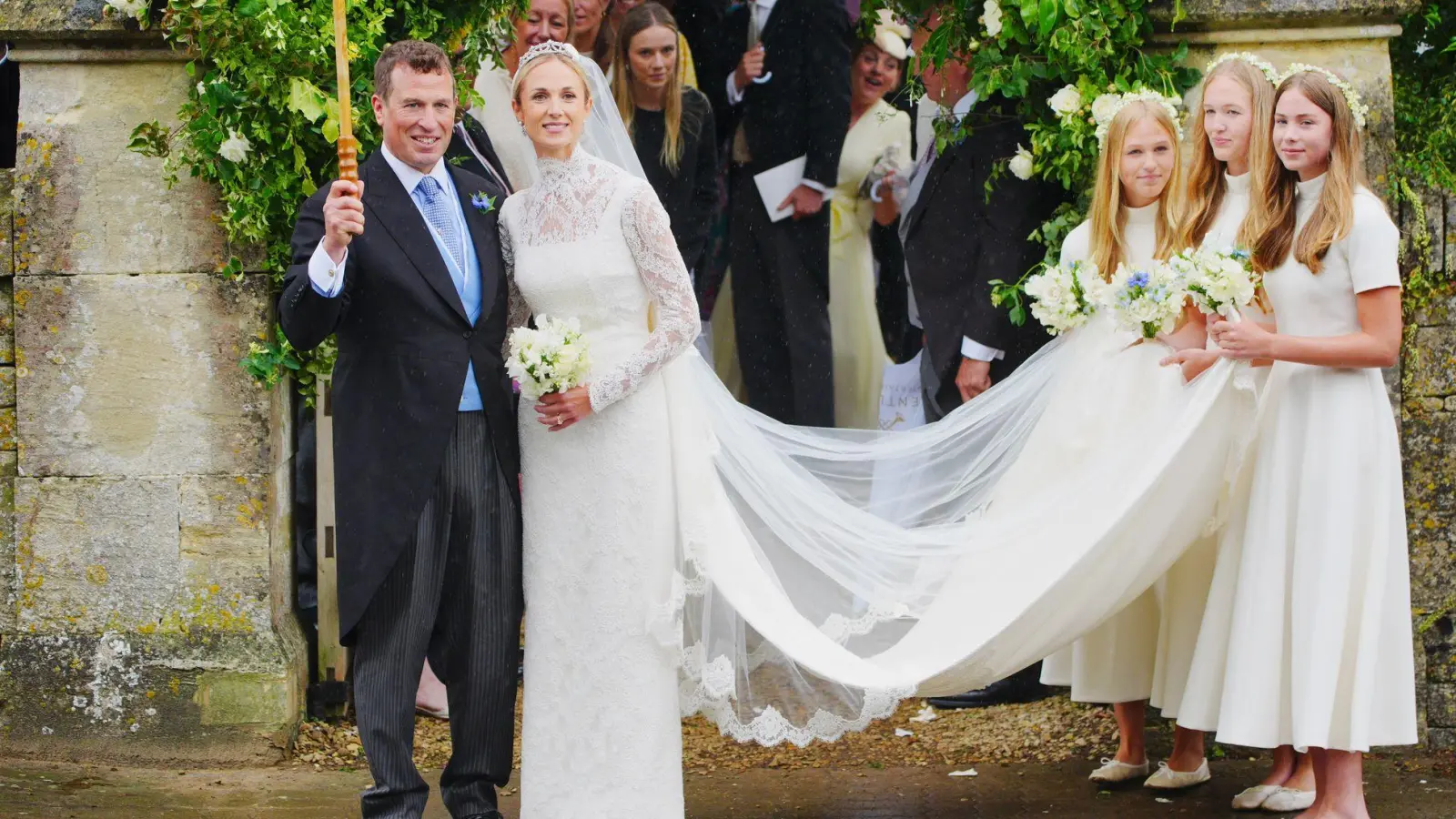 Phillips und Sperling heirateten in einem malerischen englischen Dorf.  (Foto: Ben Birchall/PA Wire/dpa)