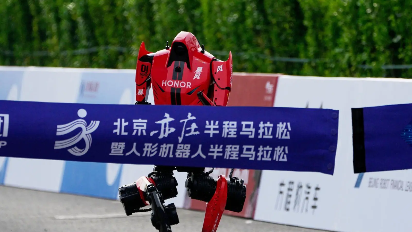 Der Roboter des Smartphone-Herstellers Honor lief als Erster über die Ziellinie.  (Foto: Andy Wong/AP/dpa)