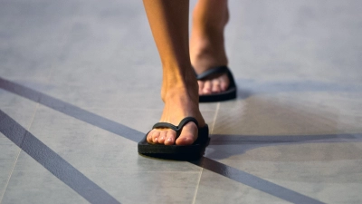 Flipflops sind sehr minimalistische Schuhe, was bei dauerhaftem Tragen eine Fußfehlstellung verschlimmern kann. (Foto: Soeren Stache/dpa/dpa-tmn)
