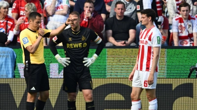 Schiedsrichter Robert Hartmann entschied auf einen umstrittenen Elfmeter für Leverkusen. (Foto: Federico Gambarini/dpa)
