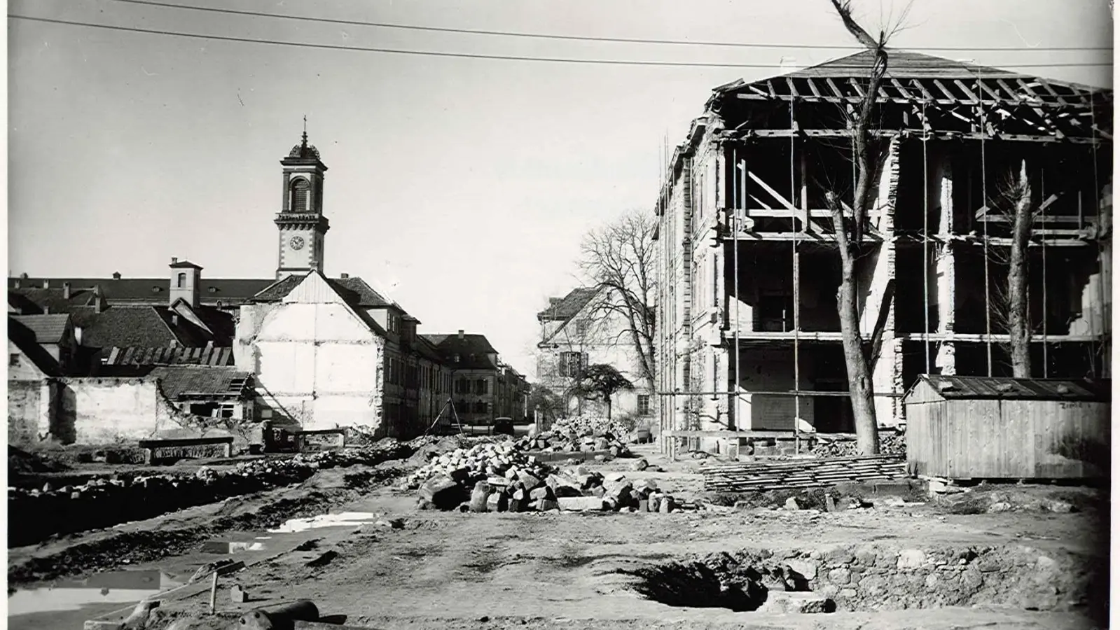Ottmar Strauß wohnte vor 80 Jahren in der Karolinenstraße und war Schüler in der Karolinenschule. Nach den Luftangriffen klafften tiefe Bombentrichter in der Straße, und die Schule (rechts im Bild) hatte an einer Seite keine Wand mehr. (Foto: Stadtarchiv Ansbach)