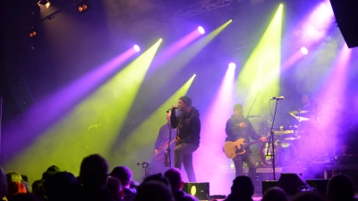Zu später Stunde lockten die niederrheinischen Rocker von Massendefekt – passenderweise – die Massen zur Bühne. (Foto: Yvonne Neckermann)