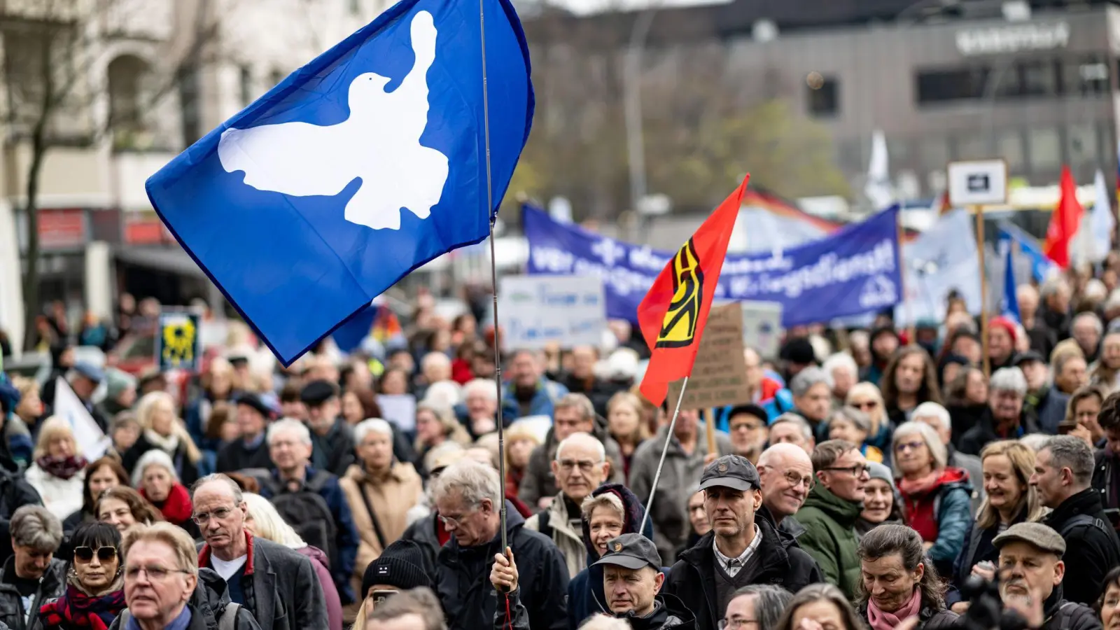 „Den Frieden gewinnen - nicht den Krieg!“: Demonstranten in Berlin mit einer Friedenstaube-Flagge. (Foto: Fabian Sommer/dpa)