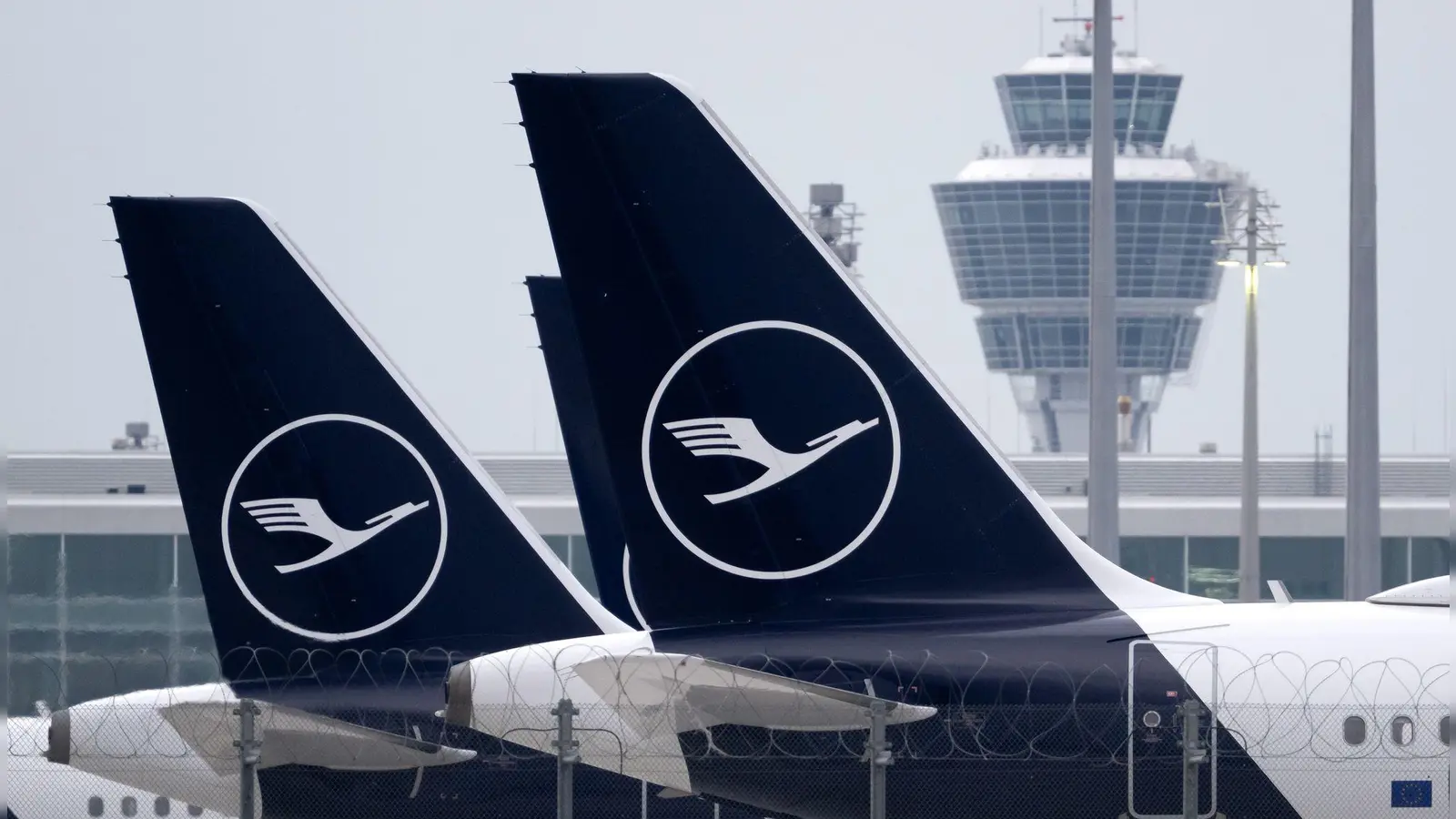 Wegen eines Streiks von Piloten der Lufthansa-Gruppe entfallen am Münchner Flughafen am Montag und Dienstag insgesamt etwa 710 Starts und Landungen. (Archivbild) (Foto: Sven Hoppe/dpa)
