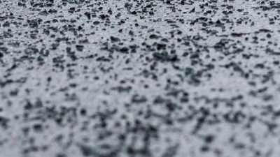 Es knirscht unter den Füßen: Nach dem Tauwetter liegt vielerorts noch Streugut auf den Gehwegen. (Foto: Daniel Vogl/dpa/dpa-tmn)