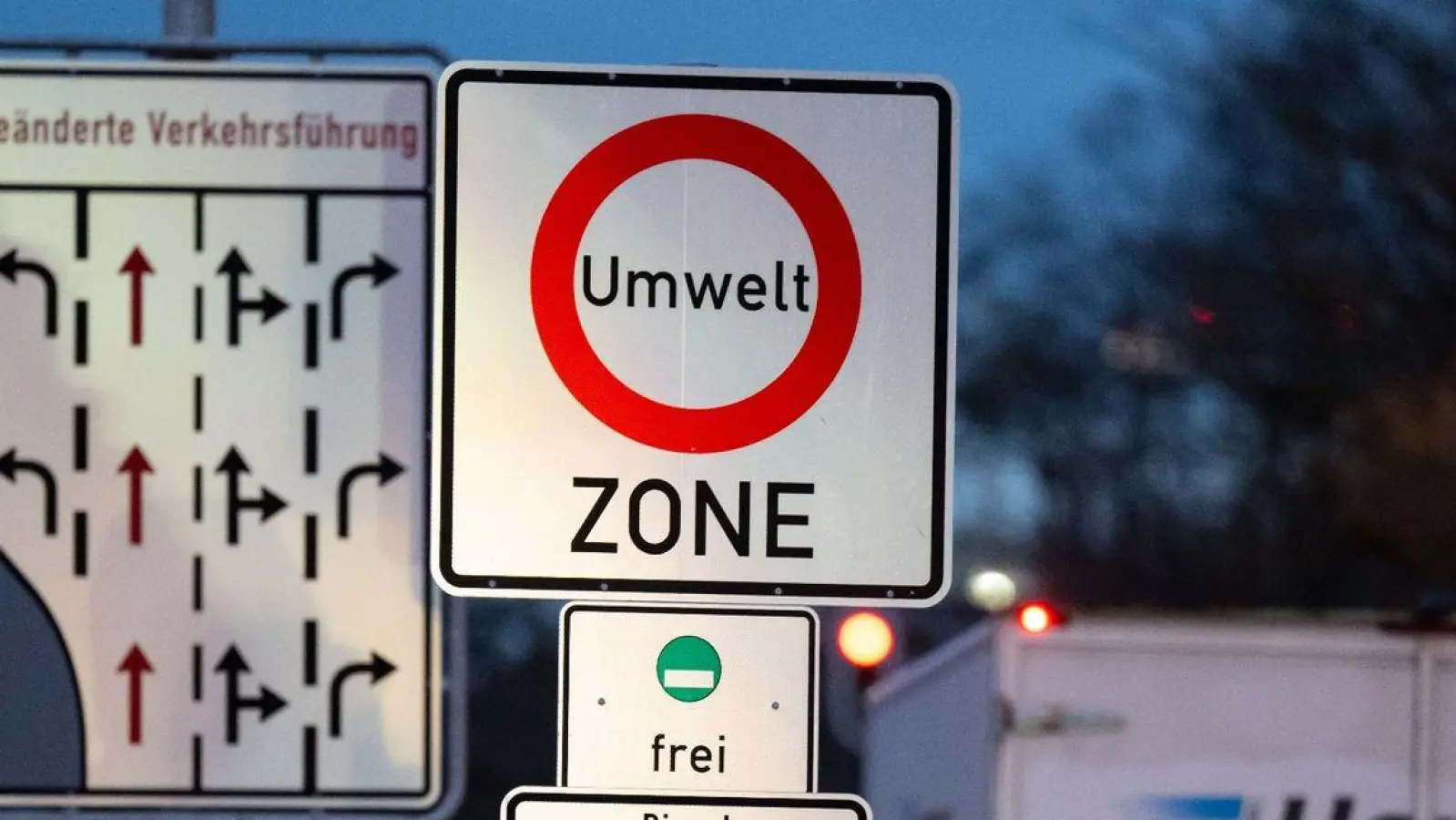 Ein Schild mit der Aufschrift „Umwelt Zone“ steht an einer Zufahrt zum Mittleren Ring. (Foto: Sven Hoppe/dpa)