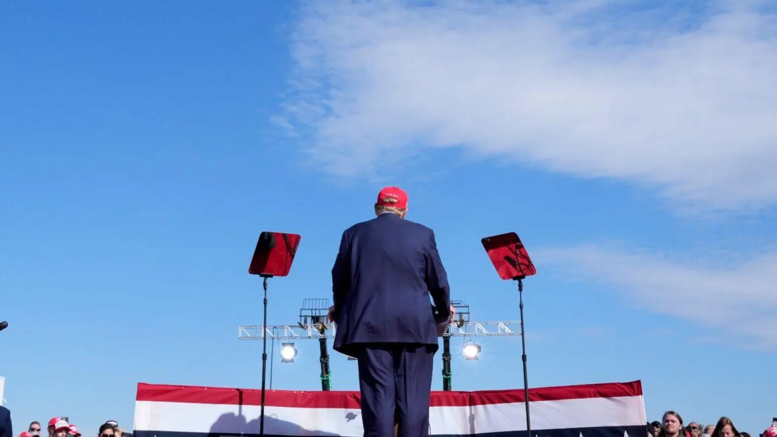 Donald Trump bei der Wahlkampfveranstaltung in Vandalia im US-Bundesstaat Ohio. (Foto: Jeff Dean/AP/dpa)