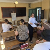 „Fräulein Lehrerin” alias Nicole Gunkel beim Unterricht. Geübt wurde die Sütterlinschrift. Alle Klasse wurden früher oft in einem einzigen Raum unterrichtet. (Foto: Hans-Bernd Glanz)