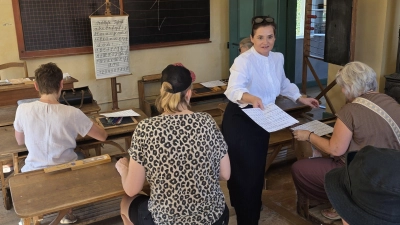 „Fräulein Lehrerin” alias Nicole Gunkel beim Unterricht. Geübt wurde die Sütterlinschrift. Alle Klasse wurden früher oft in einem einzigen Raum unterrichtet. (Foto: Hans-Bernd Glanz)