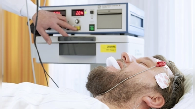 Elektrische Impulse wirken bei schweren psychischen Erkrankungen. Das Bezirksklinikum Ansbach setzt auf intensive Vorgespräche, um mögliche Vorbehalte gegen die Methode aufzuklären. Die Aufnahme zeigt nicht den im Text genannten Patienten Volker S.  (Symbolbild: Friends + Pflaumer/Knut Pflaumer)