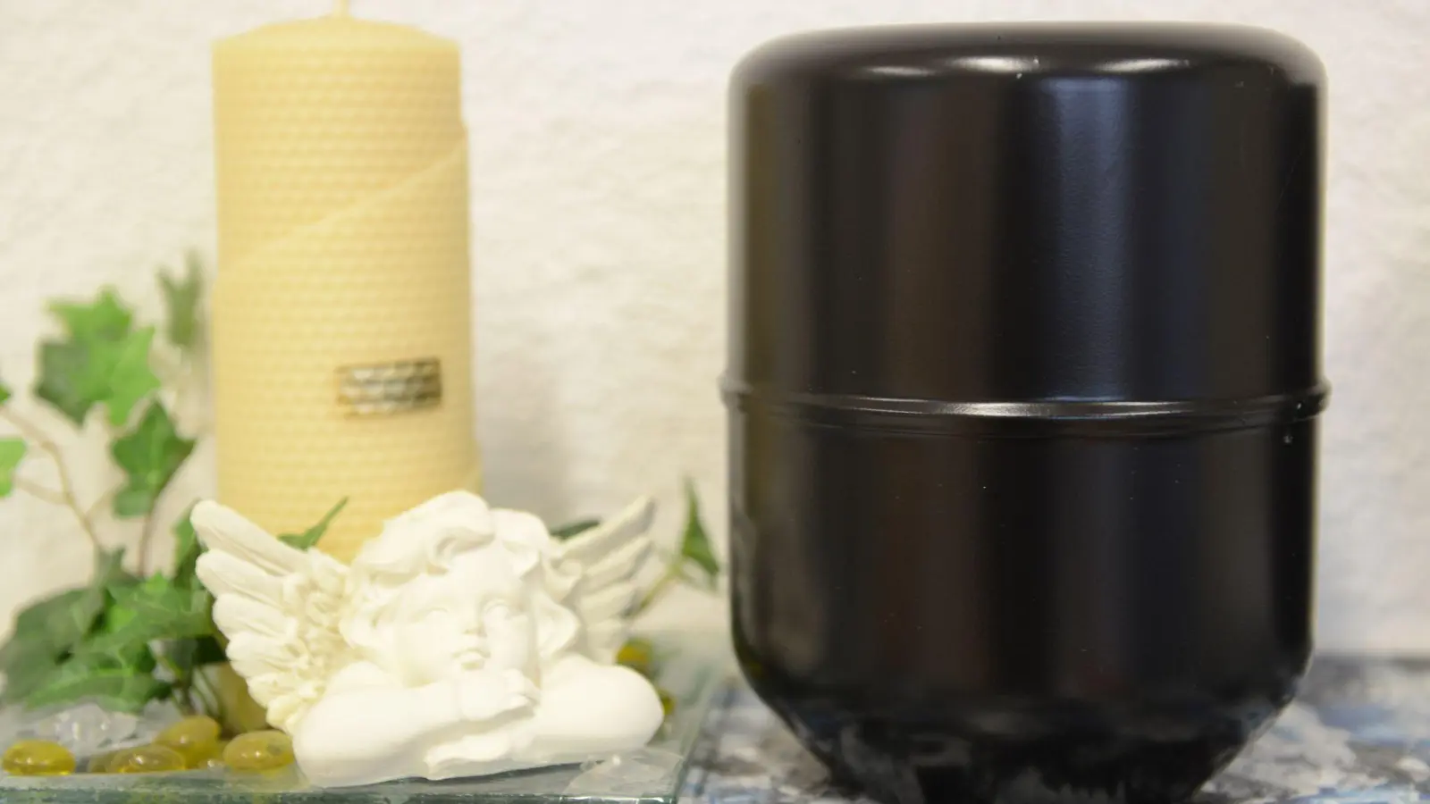 Ein Mann hat für die Rückgabe von mehr als 30 Urnen Lösegeld gefordert. (Symbolbild) (Foto: Patrick Seeger/dpa)