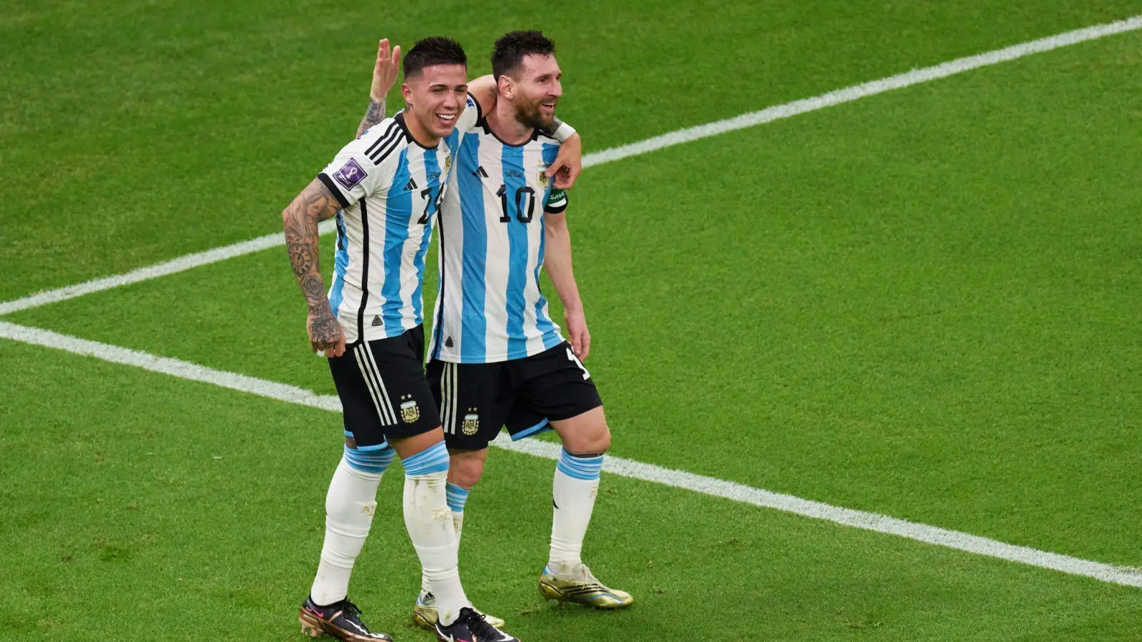 Die Argentinier Enzo Fernandez (l) und Lionel Messi jubeln gemeinsam nach einem Tor. (Foto: Meng Dingbo/Xinhua/dpa)