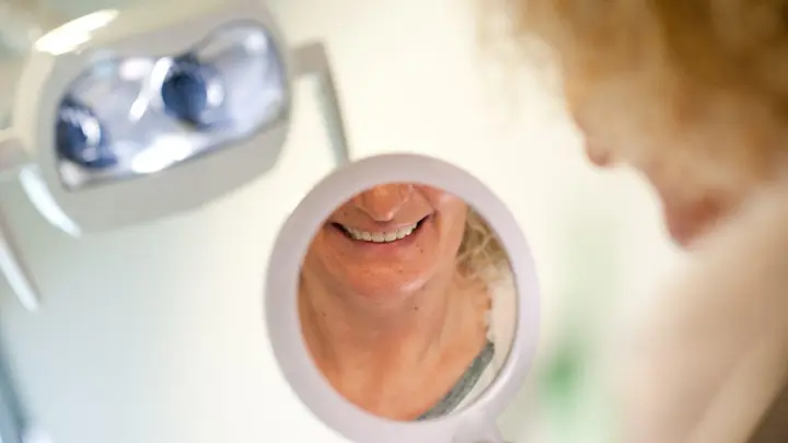 Auch künstliche Zähne können von Zahnstein befallen sein. (Foto: Klaus-Dietmar Gabbert/dpa-tmn)